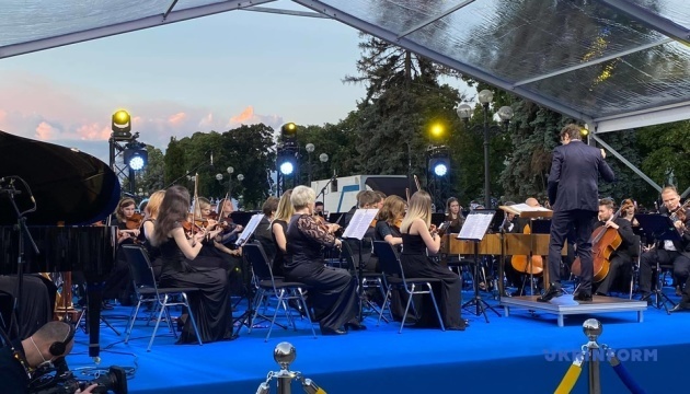 حفل موسيقي للموسيقى الكلاسيكية أقيم بالقرب من رادا بمناسبة ذكرى اعتماد الدستور