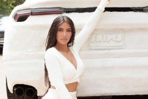 كيم كارداشيان تعرض سيارتها لامبورغيني