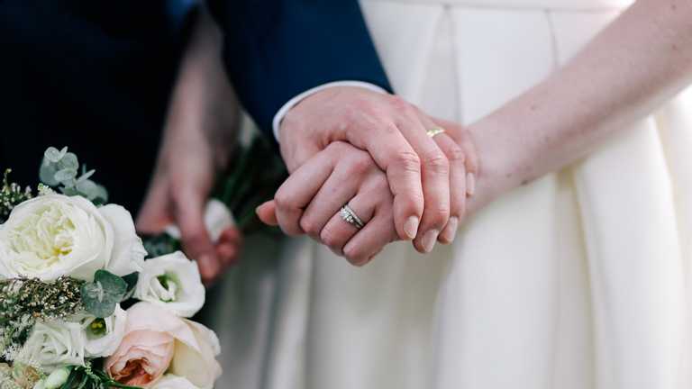 إعلان العام: عروس تدفع 1000 دولار لمن يروض حماتها في حفل الزفاف