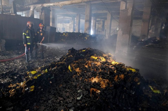 احتجاز صاحب مصنع في بنغلاديش بعد مقتل 52 شخصًا في حريق