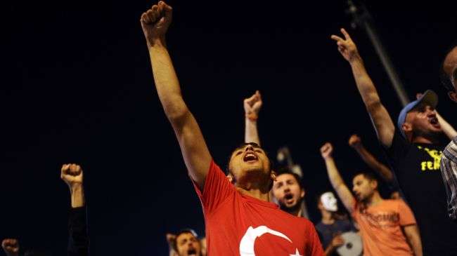 التونسيون يلتفون حول قيادتهم ويهتفون معا 'حرياتكم آمنة'