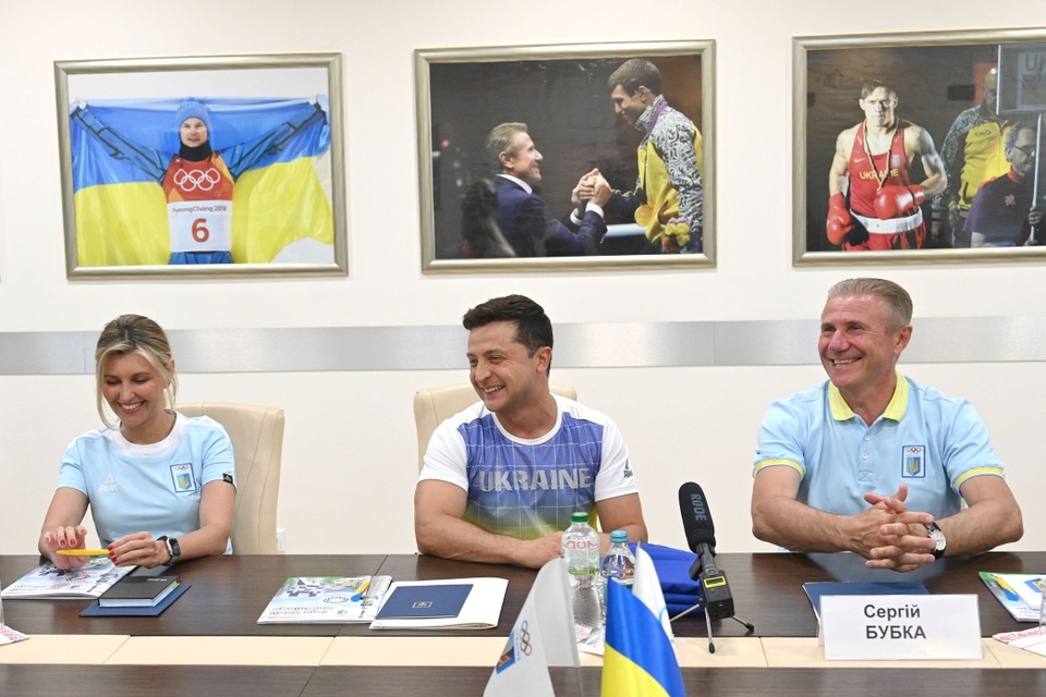 الرئيس يلتقي الوفد الاوكراني المغادر الى الاولمبياد ويسلمهم علم الدولة موقع من المحاربين