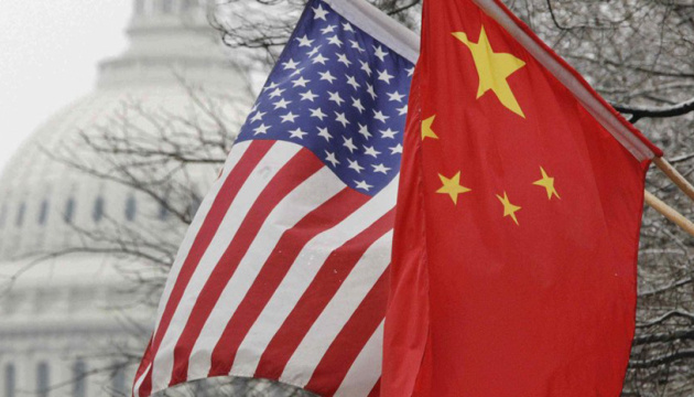 الصين تفرض عقوبات على وزير التجارة الأمريكي السابق.