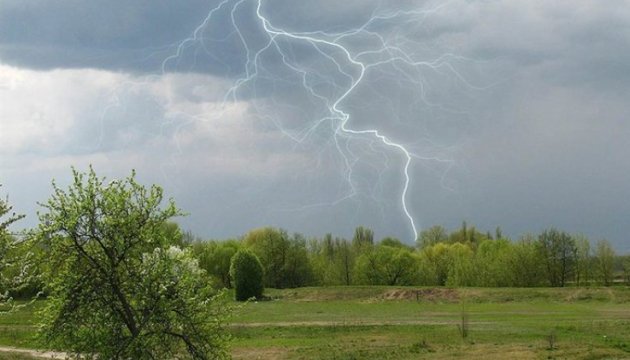 العاصفة تتسبب في قطع الكهرباء عن 99 منطقة في ثماني مقاطعات