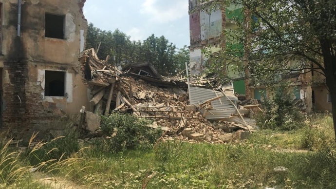 انهيار مدخل مبنى شاهق للطوارئ في منطقة لفيف