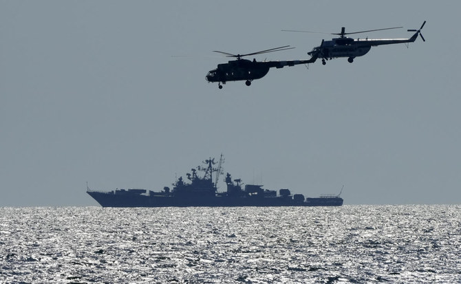 أجرت أوكرانيا وحلف شمال الأطلسي مناورات في البحر الأسود شملت عشرات السفن الحربية في عرض استمر أسبوعين لعلاقاتهما الدفاعية القوية وقدراتهما في أعقاب مواجهة بين القوات العسكرية الروسية ومدمرة بريطانية قبالة شبه جزيرة القرم الشهر الماضي. تضمنت مناورات Sea Breeze 2021 التي من المقرر أن تختتم يوم السبت حوالي 30 سفينة حربية و 40 طائرة من أعضاء الناتو وأوكرانيا. وقال قبطان المدمرة الأمريكية يو إس إس روس التي شاركت في التدريبات ، إن التدريبات تهدف إلى تحسين كيفية عمل المعدات والأفراد من الدول المشاركة معًا. "نود أن نثبت للجميع ، للمجتمع الدولي ، أنه لا يمكن لدولة واحدة أن تطالب بالبحر الأسود أو أي هيئة دولية للمياه" ، قال القائد. وقال جون د. جون على متن المدمرة المزودة بالصواريخ الموجهة التي تم نشرها سابقًا في المنطقة لإجراء التدريبات. "هذه المسطحات المائية ملك للمجتمع الدولي ، ونحن ملتزمون بضمان وصول جميع الدول إلى الممرات المائية الدولية." وقالت وزارة الدفاع الروسية إنها تراقب سي بريز عن كثب. كما أجرى الجيش الروسي سلسلة من التدريبات الموازية في البحر الأسود وجنوب غرب روسيا ، حيث تدربت الطائرات الحربية على عمليات قصف ونشر صواريخ دفاع جوي بعيدة المدى لحماية الساحل. في الشهر الماضي ، قالت روسيا إن إحدى سفنها الحربية في البحر الأسود أطلقت طلقات تحذيرية وألقت طائرة حربية قنابل في طريق مدمرة HMS Defender ، وهي مدمرة تابعة للبحرية الملكية البريطانية ، لمطاردتها بعيدًا عن منطقة بالقرب من شبه جزيرة القرم تدعي موسكو أنها أراضيها. مياه. ونددت روسيا بوجود ديفندر ووصفته بأنه استفزاز وحذرت من أنها قد تطلق في المرة القادمة النار لضرب السفن الحربية المتطفلة. أصرت بريطانيا ، التي لم تعترف مثل معظم الدول الأخرى بضم روسيا لشبه جزيرة القرم من أوكرانيا في عام 2014 ، إلى أن المدافع لم يتم إطلاق النار عليه في 23 يونيو ، وقالت إنها كانت تبحر في المياه الأوكرانية عندما أطلقت روسيا طائراتها في الجو وسُمع صوت إطلاق نار. خلال المواجهة. وزاد الحادث من التوترات بين روسيا وحلفاء الناتو. وانخفضت العلاقات بين روسيا والغرب إلى أدنى مستوياتها بعد الحرب الباردة بسبب ضم موسكو لشبه جزيرة القرم عام 2014 ودعمها للتمرد الانفصالي في شرق أوكرانيا واتهاماتها لهجمات القرصنة الروسية والتدخل في الانتخابات ومثيرات أخرى. قال الرئيس الروسي فلاديمير بوتين الأسبوع الماضي إن حادثة المدافع لم تكن لتثير صراعًا عالميًا حتى لو أغرقت روسيا السفينة البريطانية لأن الغرب يعلم أنه لا يمكنه الفوز في مثل هذه الحرب. يبدو أن البيان يشير إلى عزم بوتين على زيادة المخاطر في حالة وقوع حادث مماثل مرة أخرى. على متن السفينة روس ، قال جون إن المشاركين في Sea Breeze كانوا يمارسون حقهم في العمل في المياه الدولية. ووصف التدريبات بأنها "دليل ملموس على التزامنا تجاه بعضنا البعض من أجل منطقة البحر الأسود آمنة ومستقرة."