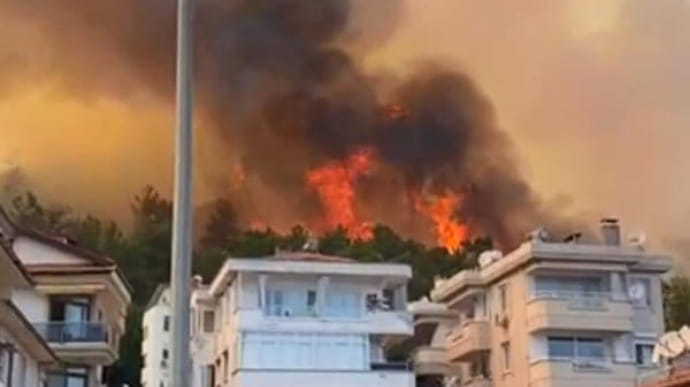 حرائق الغابات تصل إلى الفنادق وعمليات إجلاء السياح في تركيا