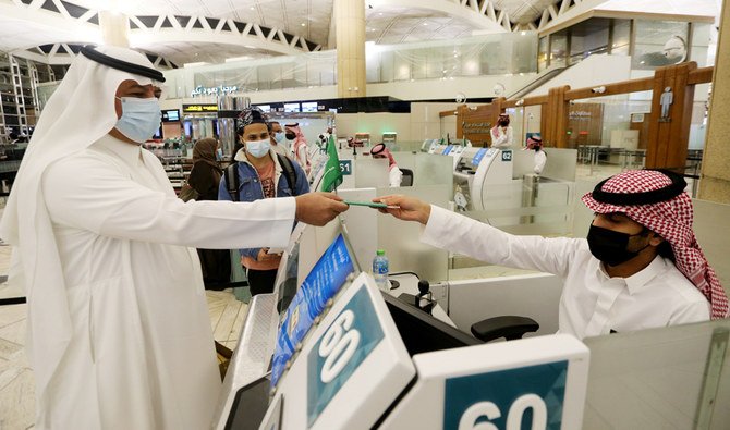 حظر الطيران في السعودية والمواطنون يعودون الى بلادهم