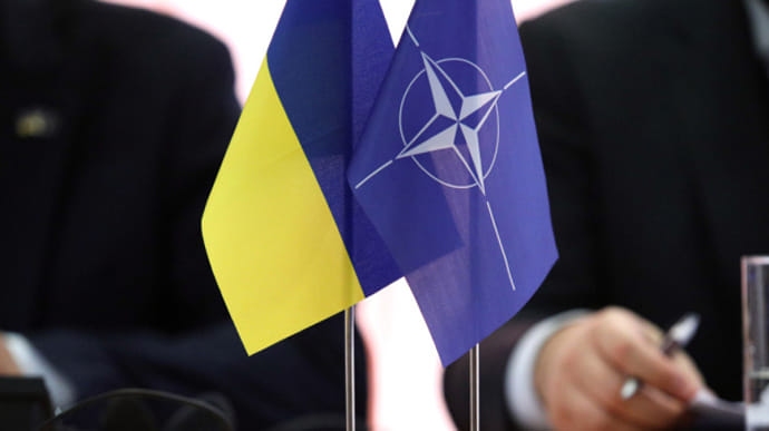 زيلينسكي يوقع اتفاق لتعزيز التعاون مع الناتو