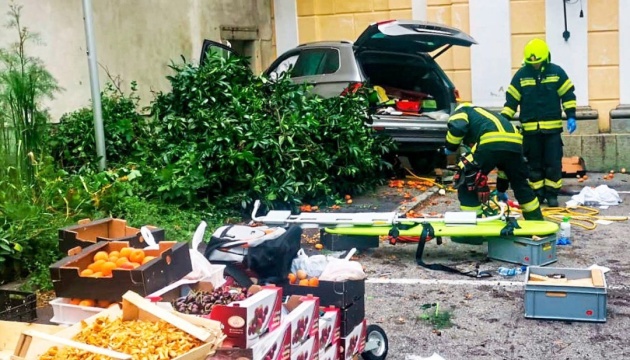 سائق بعمر 87 عامًا يفجر متجراً للخضروات ويصيب 12 شخصاً