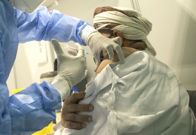 عمان تكثف حملة التطعيم مع تفشي فيروس كورونا واستنزاف القطاع الصحي
