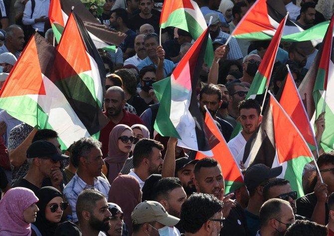 مئات الفلسطينيين يتظاهرون ضد عباس
