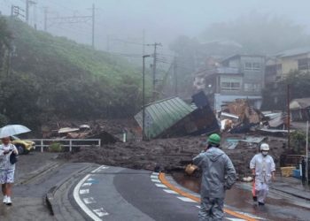 في اليابان، فُقد 20 شخصًا بسبب الانهيارات الأرضية
