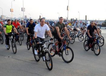 الرئيس المصري يلفت انضار الجمهور أثناء تجوله بالدراجة الهوائية