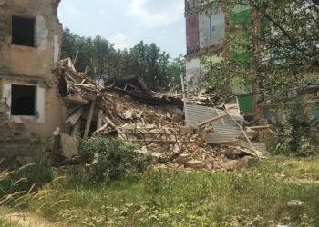 انهيار مدخل مبنى شاهق للطوارئ في منطقة لفيف