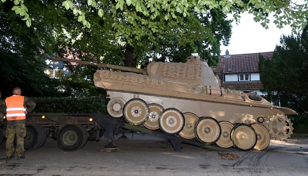 ألماني يبلغ من العمر 84 عام يجمع الأسلحة والقنابل ويحتفظ بدبابة منذ1977