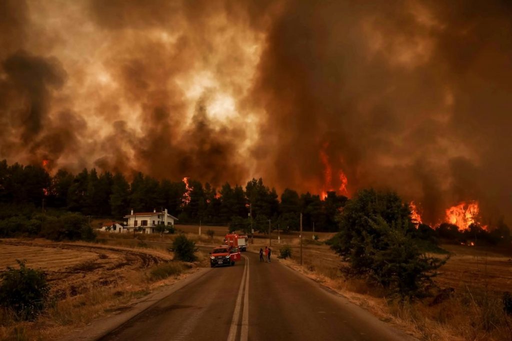 إجلاء آلاف الأشخاص في اليونان بسبب حرائق الغابات