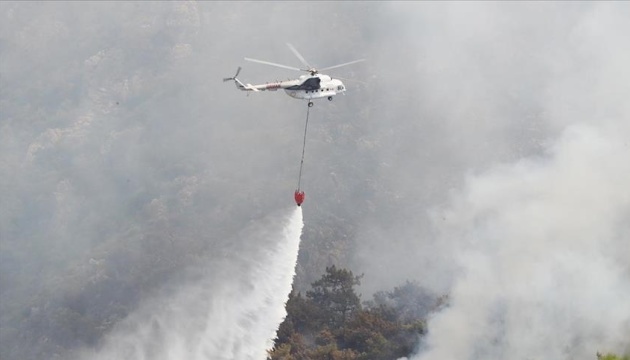 إخماد حرائق الغابات في أنطاليا بتركيا