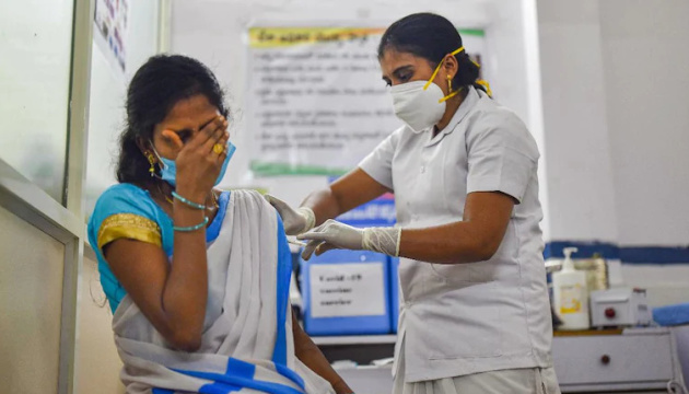إعطاء أكثر من 10 ملايين لقاح ضد فيروس كورونا يوميًا في الهند