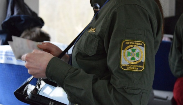إيقاف 200 شخص يحملون وثائق COVID "مزورة" عند الحدود الأوكرانية