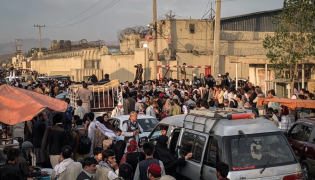 تدافع بمطار كابول يتسبب في مقتل سبعة اشخاص