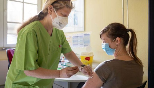 تطعيم السويديين بالجرعة الثالثة من لقاح COVID