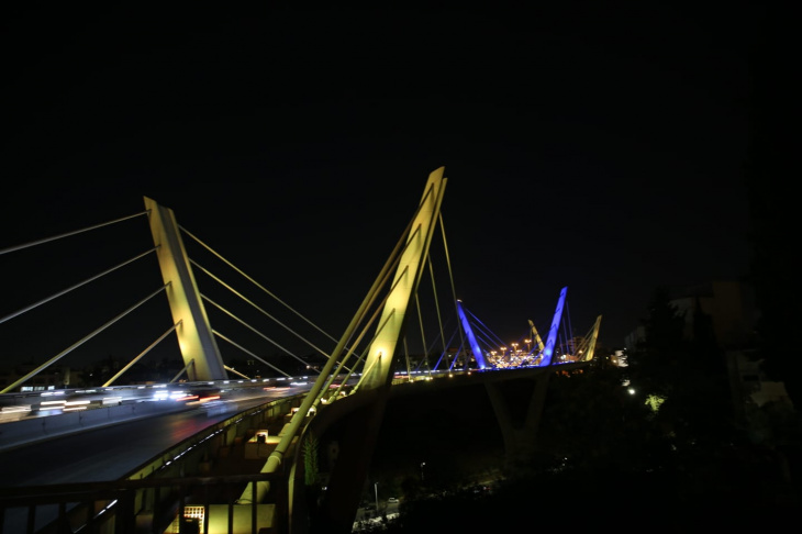 جسر عبدون يضيئ بألوان العلم الأوكراني.