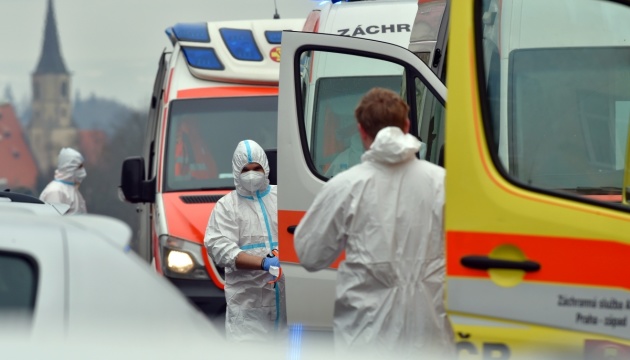 جمهورية التشيك، تم تطعيم 5 ملايين وأصيب 4.5 ألفًا منهم بفيروس كورونا.