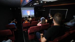 حياة اجتماعية : باص السينما في قطاع غزة