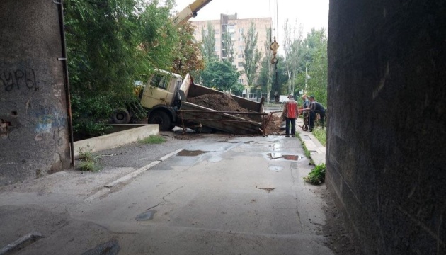 سقوط شاحنة في حفرة من الأسفلت في دونيتسك