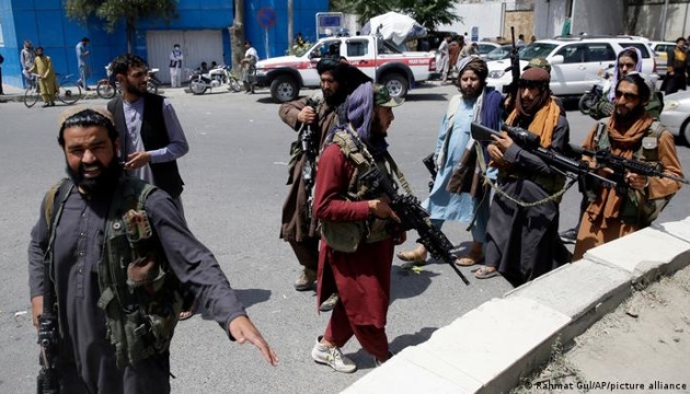 طالبان تصف هجوم الولايات المتحدة على داعش بأنه "غير قانوني"
