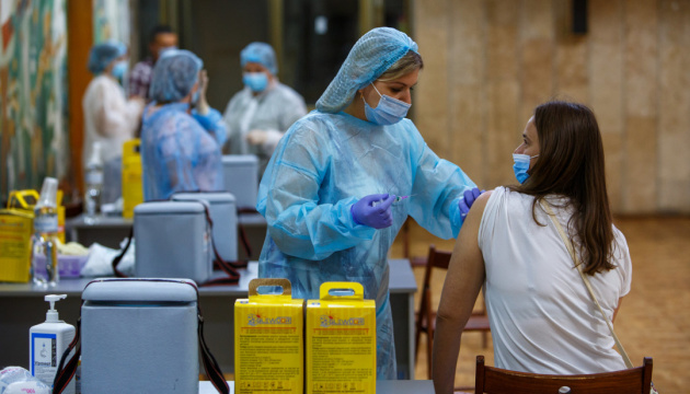 في أوكرانيا تطعيم 140.000 شخص يوميًا ضدCOVID-19