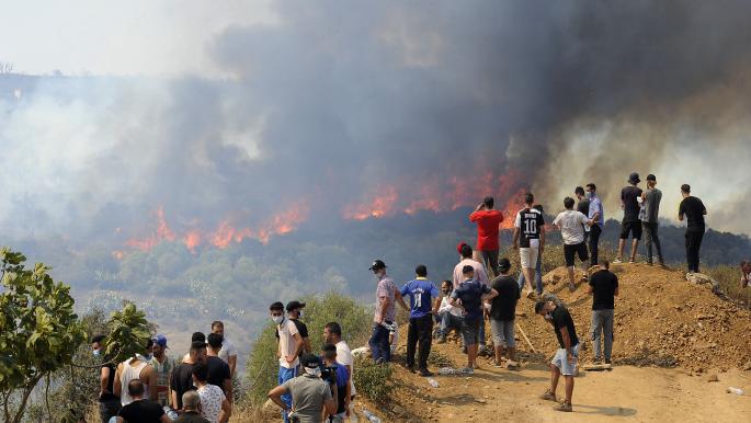 مجموعة شباب يقتلون مشتبه فيه بإشعال النيران شرقيّ الجزائر