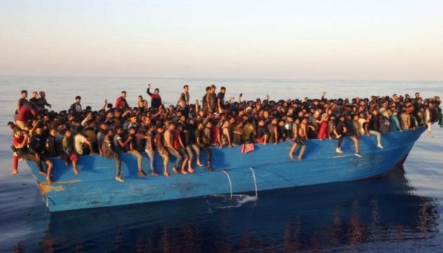 نقل أكثر من 500 مهاجر من قارب قبالة جزيرة إيطالية