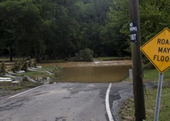 موت ثمانية وفقد العشرات بسبب الفيضانات في تينيسي