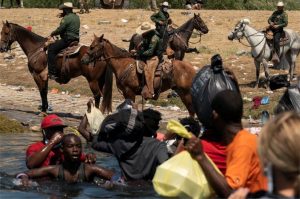 التاريخ المظلم لأمريكا يظهر بدفع الهايتيين بالخيول على الحدود.