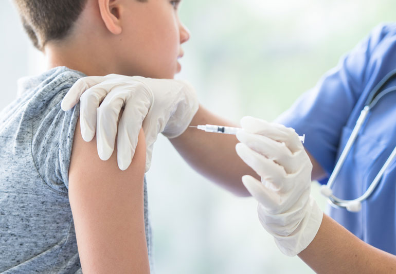 في السويد يسمح للبالغين من العمر 15 عامًا بالتطعيم ضد COVID-19 دون موافقة الوالدين