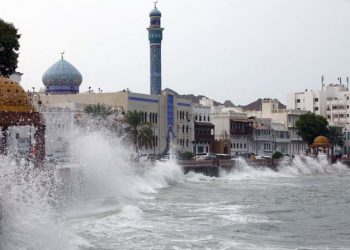 عمان تحث السكان على الإخلاء مع اشتداد العاصفة الاستوائية شاهين