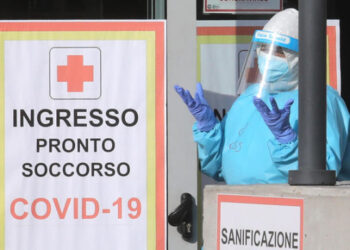 Healthcare personnel at work at the Sant'Anna hospital in Como, northern Italy, 11 november 2020.  In these days the health facilities of the area are struggling to deal with the health emergency due to the spread of Covid- 19. ANSA / MATTEO BAZZI
