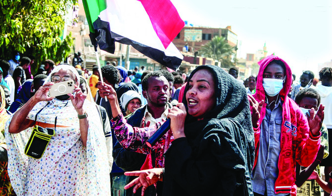 متظاهر سوداني مناهض للانقلاب في حملة قمع عنيفة 1