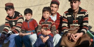 باكستانية تبكي الماً على الفراق بعد مقتل والدهم في هجوم للحوثيين على الإمارات
