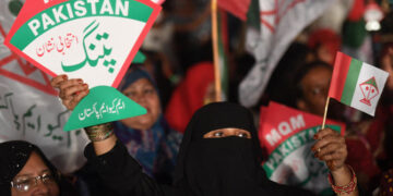 مواطن باكستاني خلال مسيرة في مدينة ساحلية