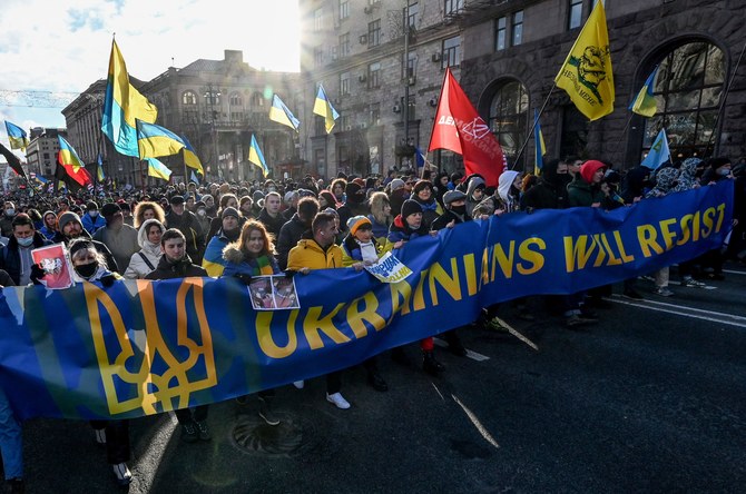 يسيرون في كييف لإظهار الوحدة ضد التهديد الروسي