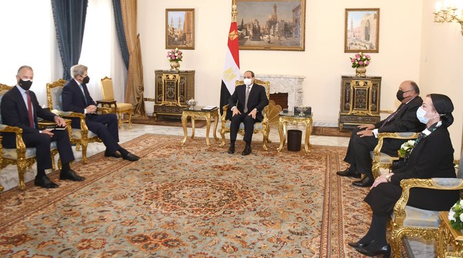 السيسي يجري محادثات مع كيري في القاهرة بشأن تغير المناخ