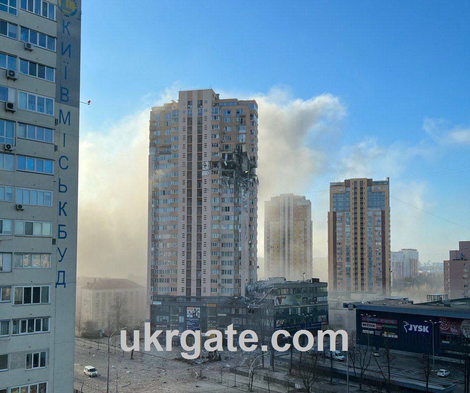 بالفيديو.. قذيفة صاروخية تدمر مبنى سكني في كييف