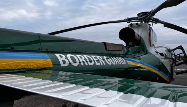 طائرات هليكوبتر من طراز إيرباص من فرنسا يستقبلها حرس الحدود الأوكراني
