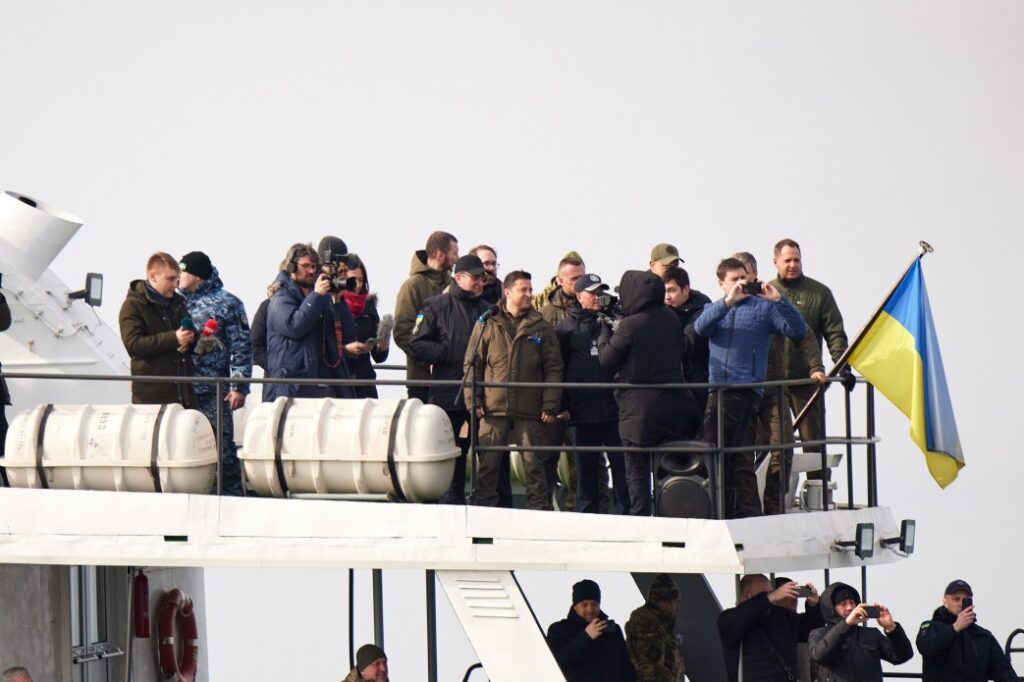 زيلينسكي يتفقد قوات الحرس البحري الأوكراني في منطقة دونيتسك