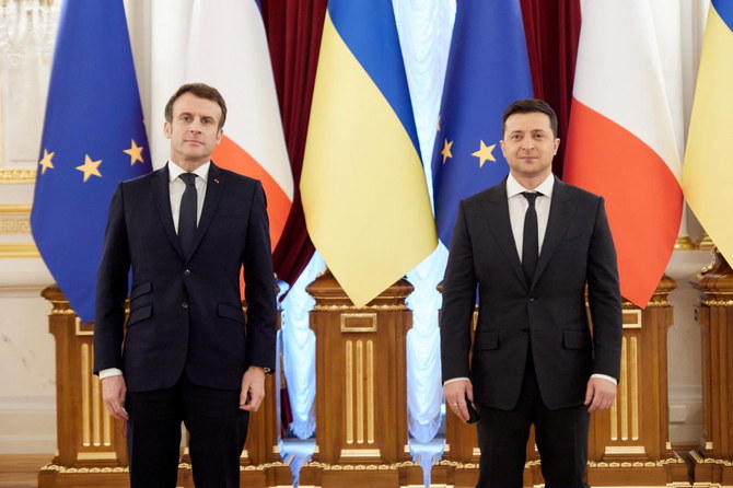 الأوكراني فولوديمير زيلينسكي والرئيس الفرنسي إيمانويل ماكرون يقفان لالتقاط صورة قبل محادثاتهما في كييف ، أوكرانيا ، 8 فبراير 2022.