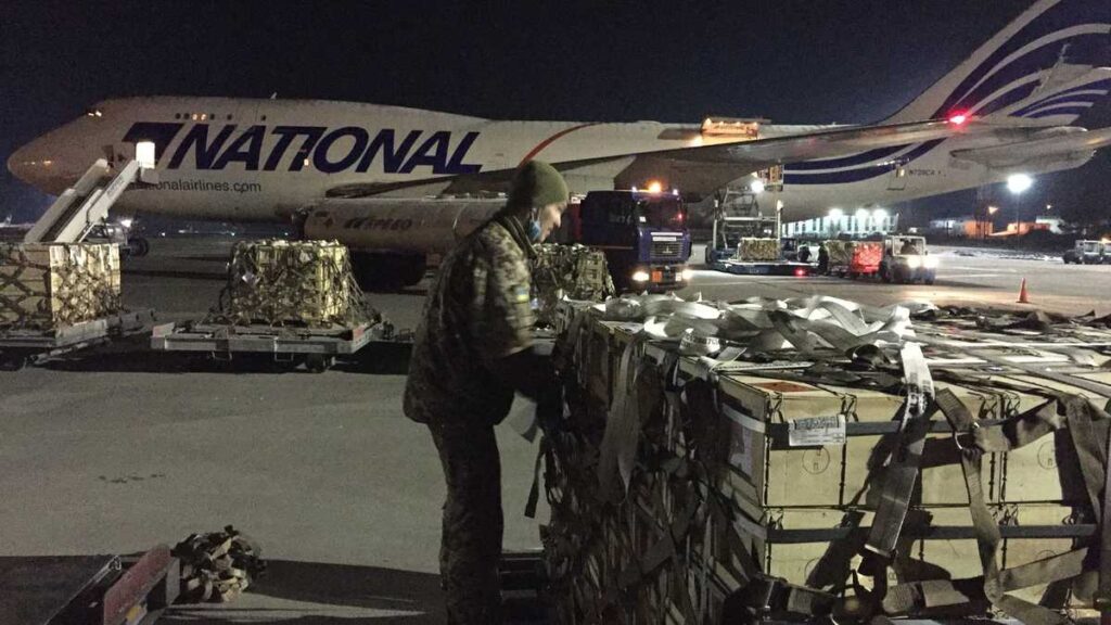 وصول طائرتين تحمل مساعدات من الولايات المتحدة إلى كييف