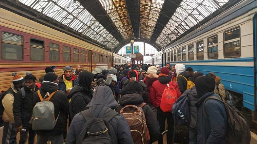 إجلاء طلاب من ٢٦ جنسية مختلفة عبر القطارات من أوكرانيا الى بولندا
